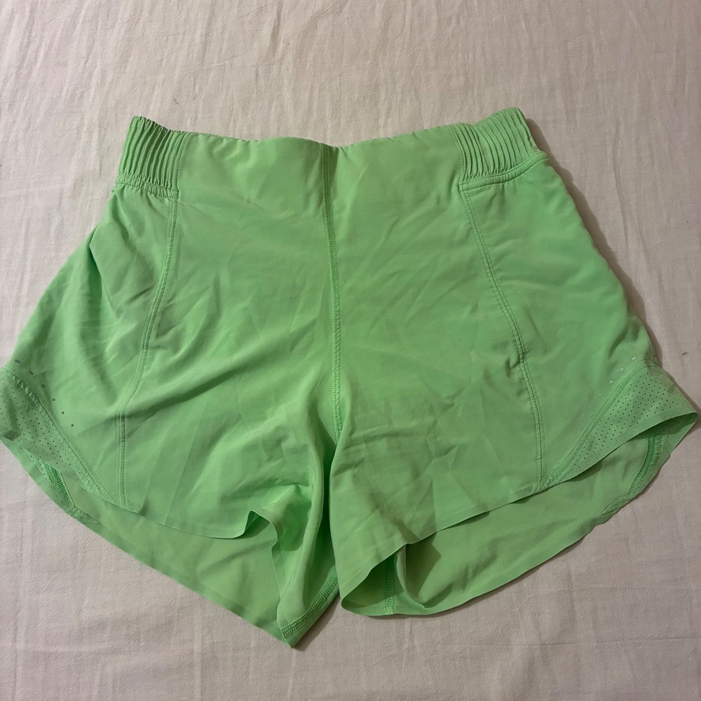 Lululemon Size 4 Hotty Hot High-Rise Short 3.5"ins Scream Green Light Running